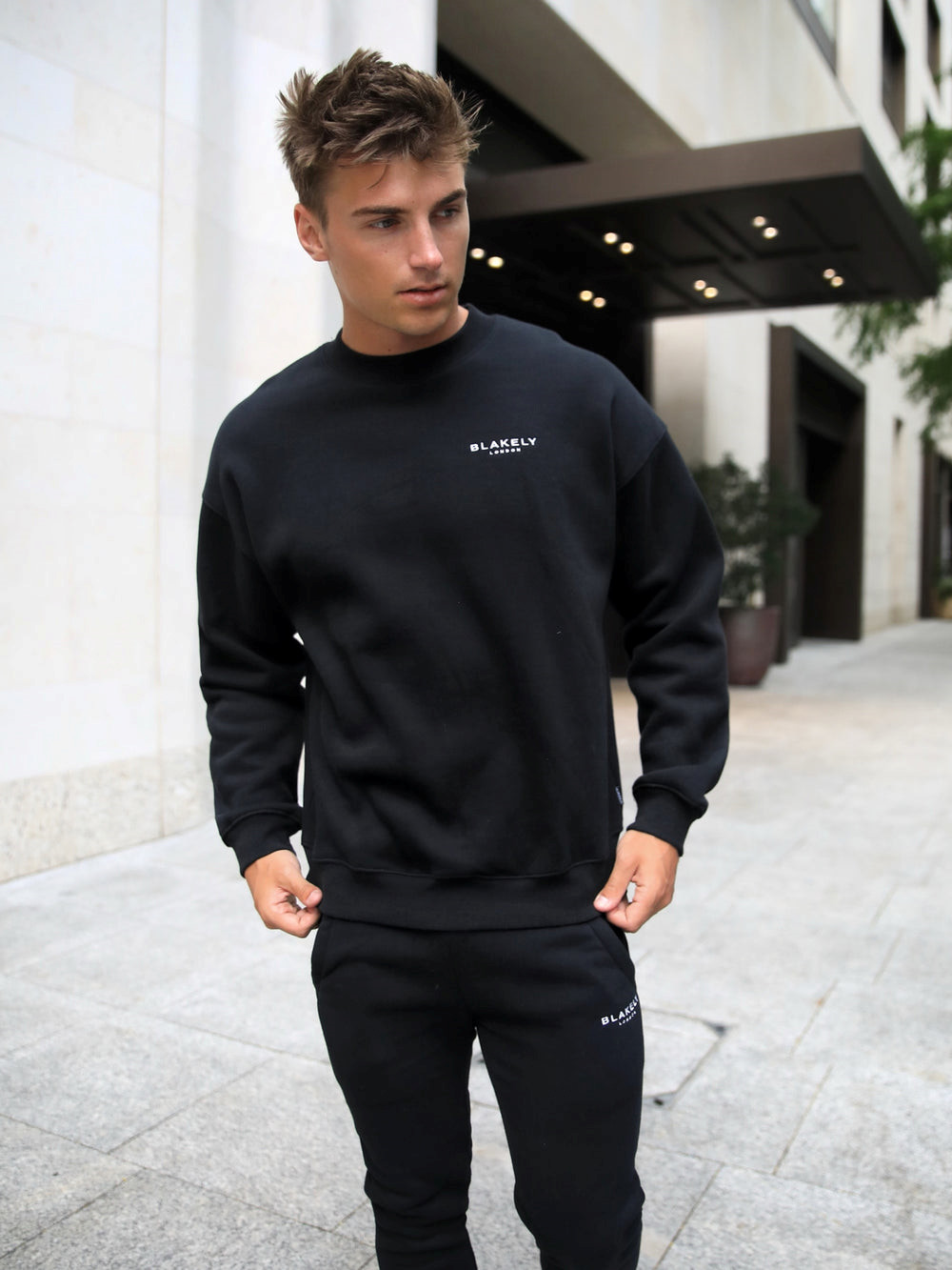 Blakely Universal Relaxed Jumper Negras | IZOYDC584